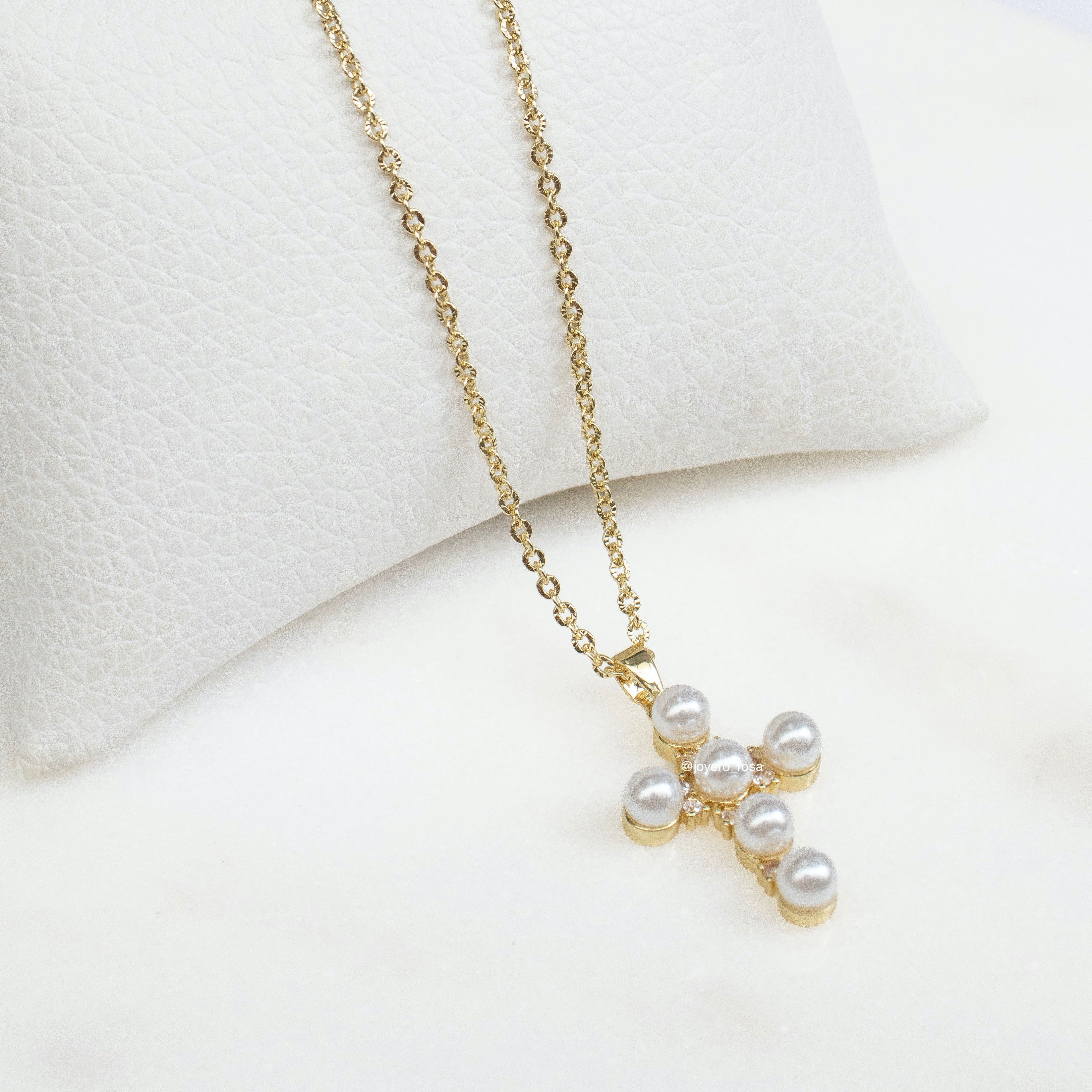 Collar Cruz con Perlas