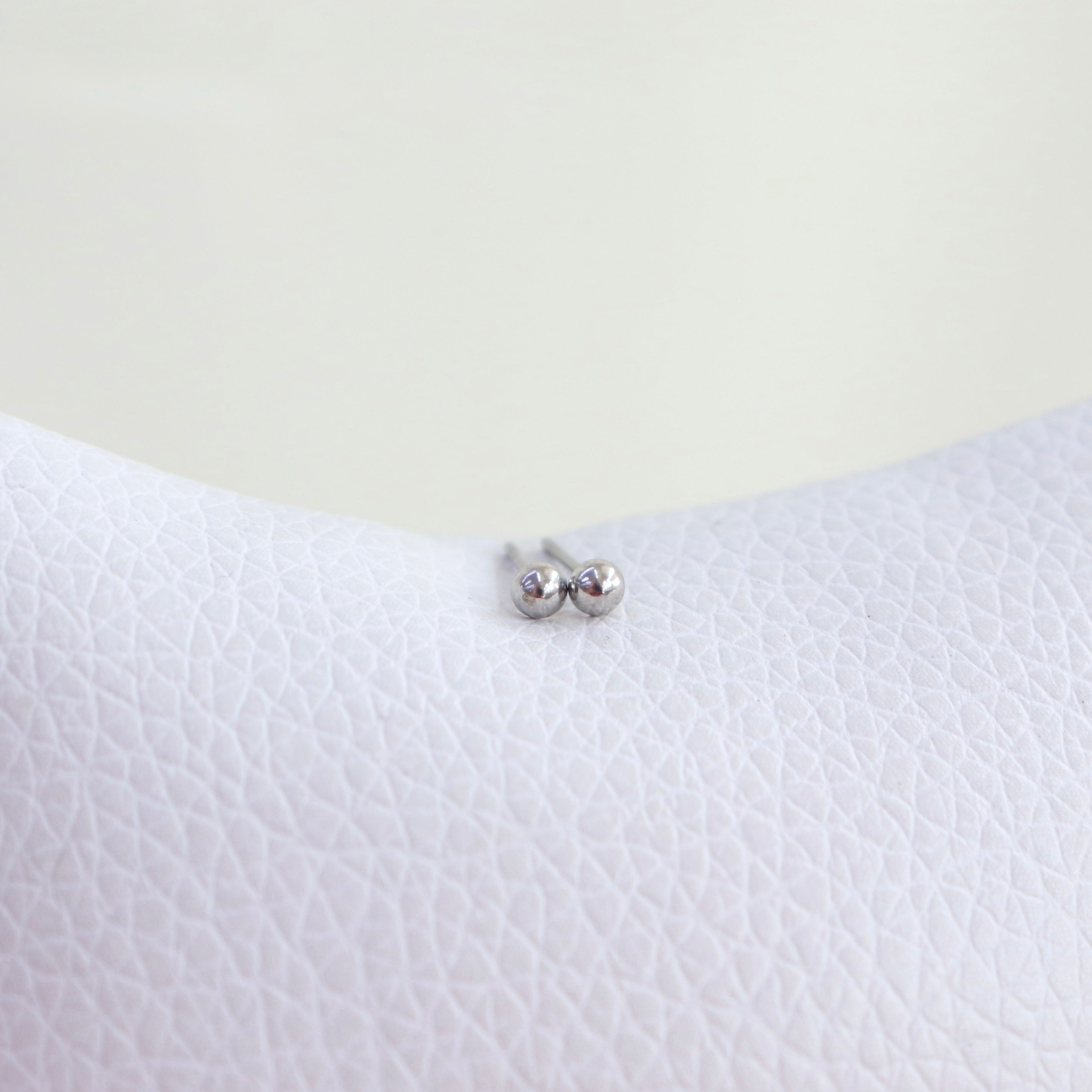Studs Semi Bolita