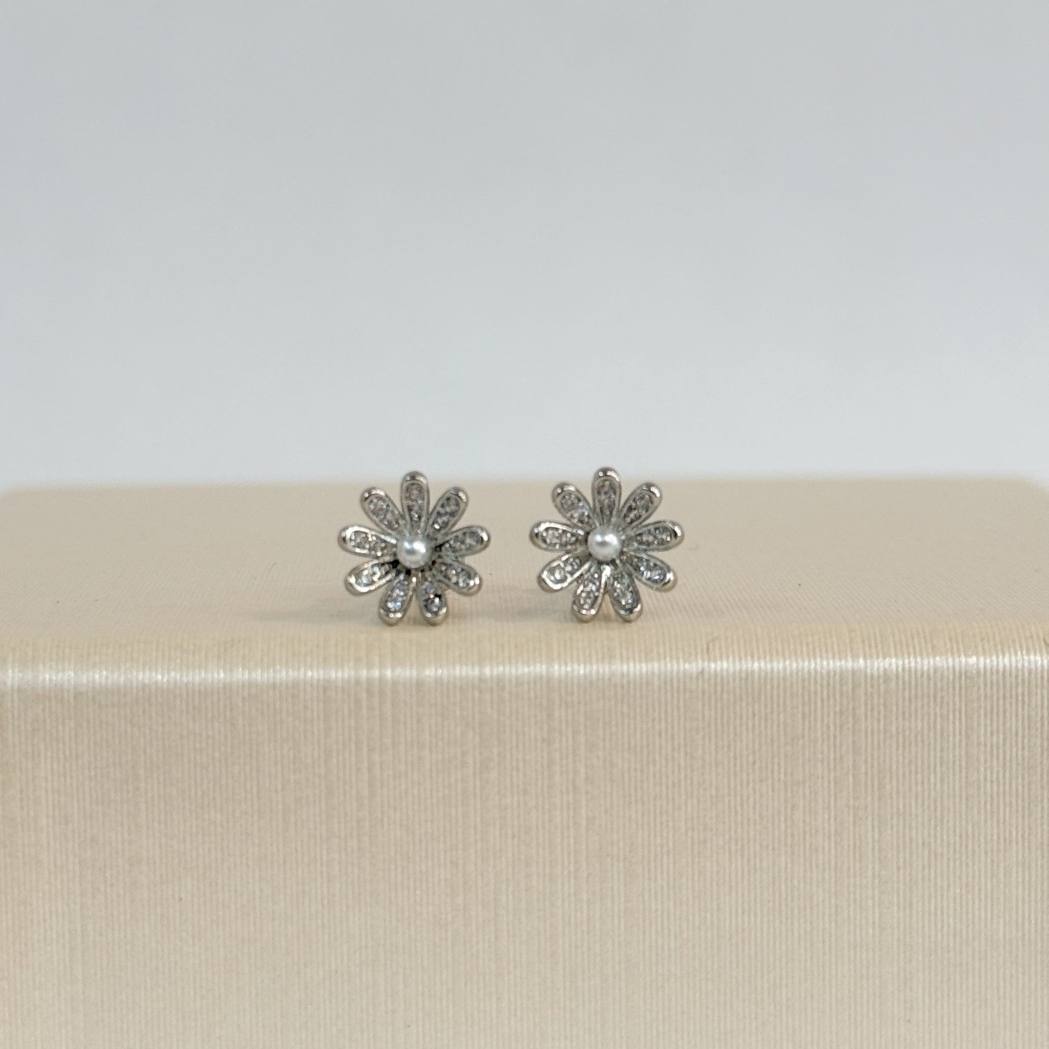 Studs Flor Centro Perla (Cierre Bebé)