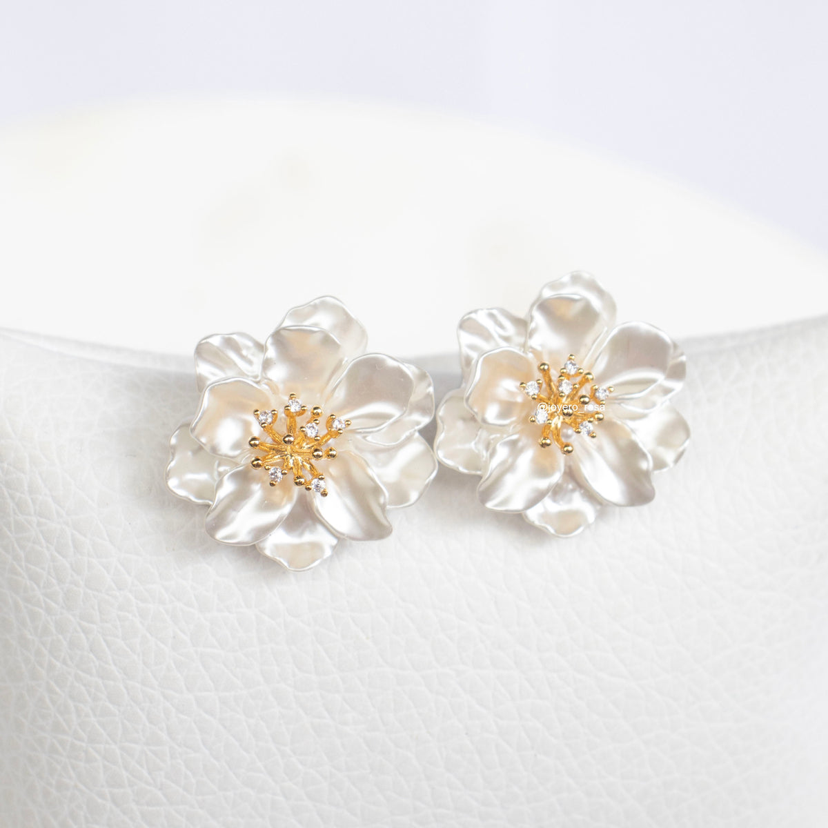 Studs Flor Nácar