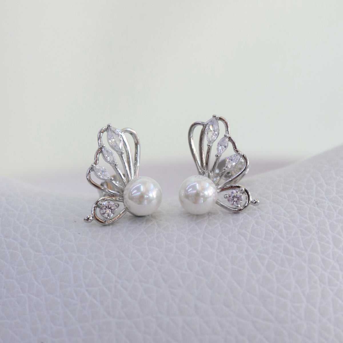 Studs Ala Mariposa con Perla