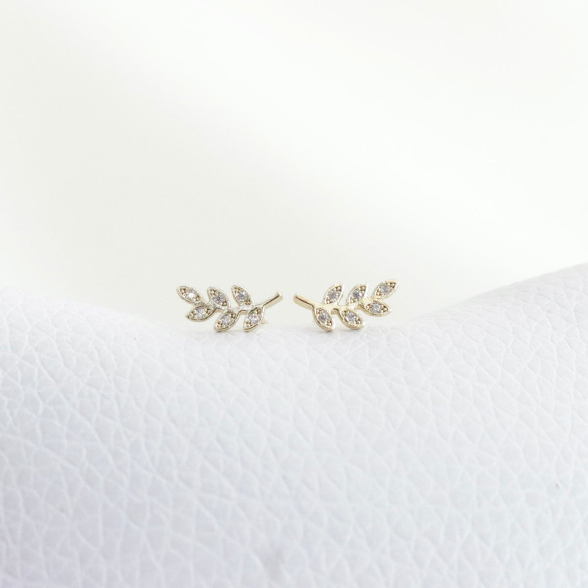 Studs Hojitas con Cristales