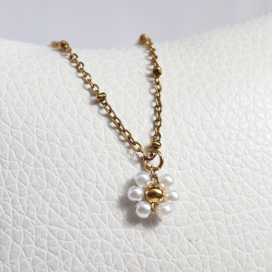 Collar Flor de Perlitas