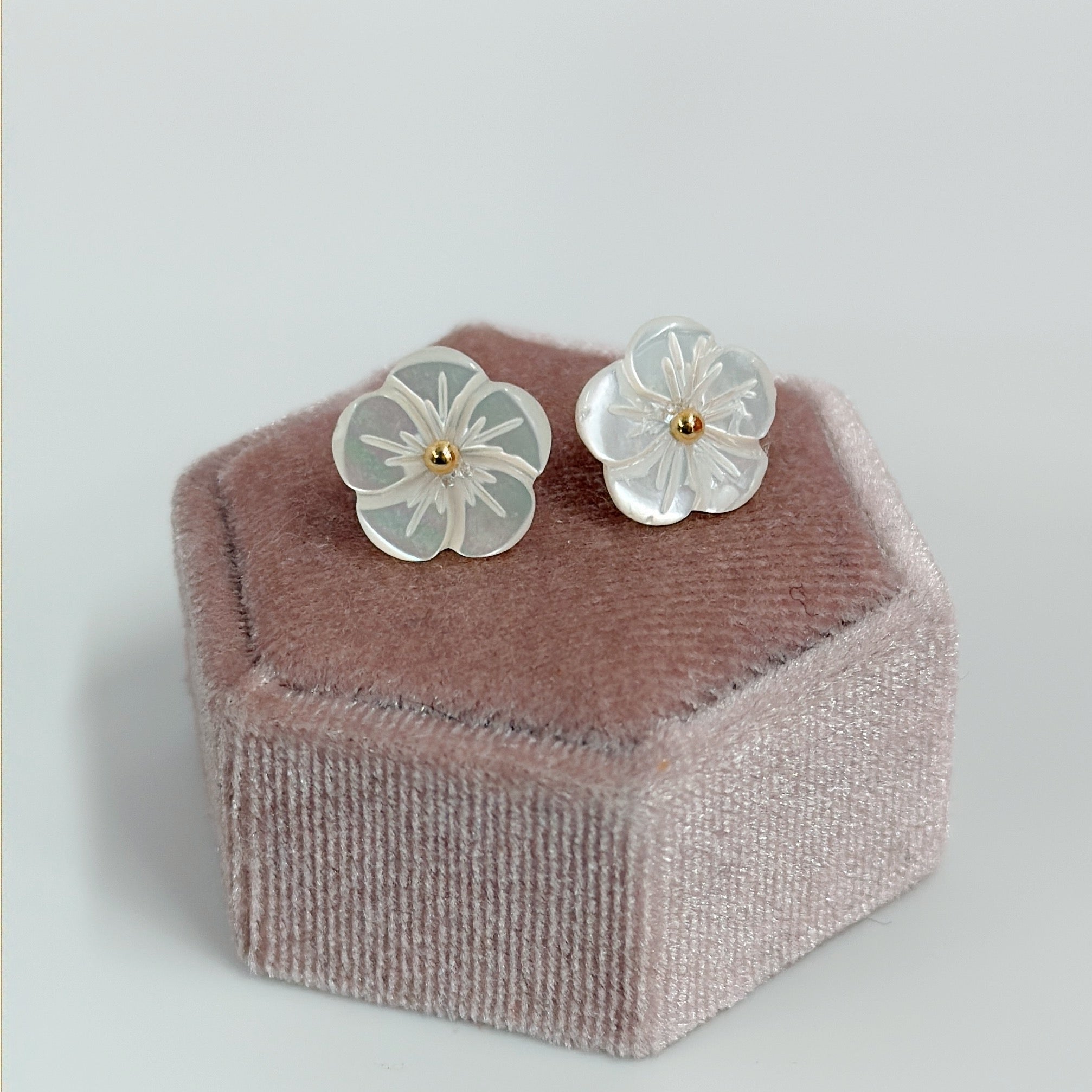 Studs Flor Nácar