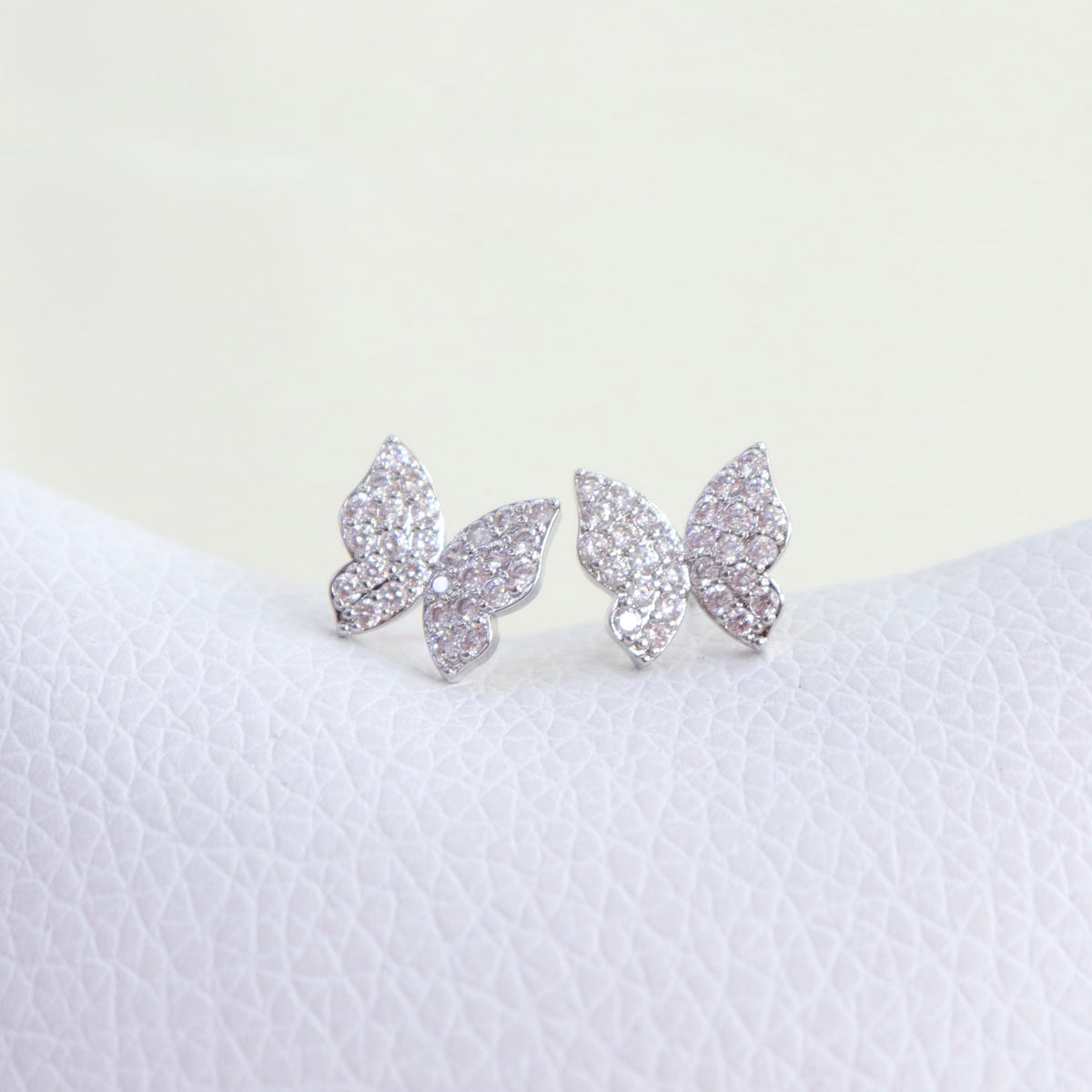 Studs Mariposa Full Brillo