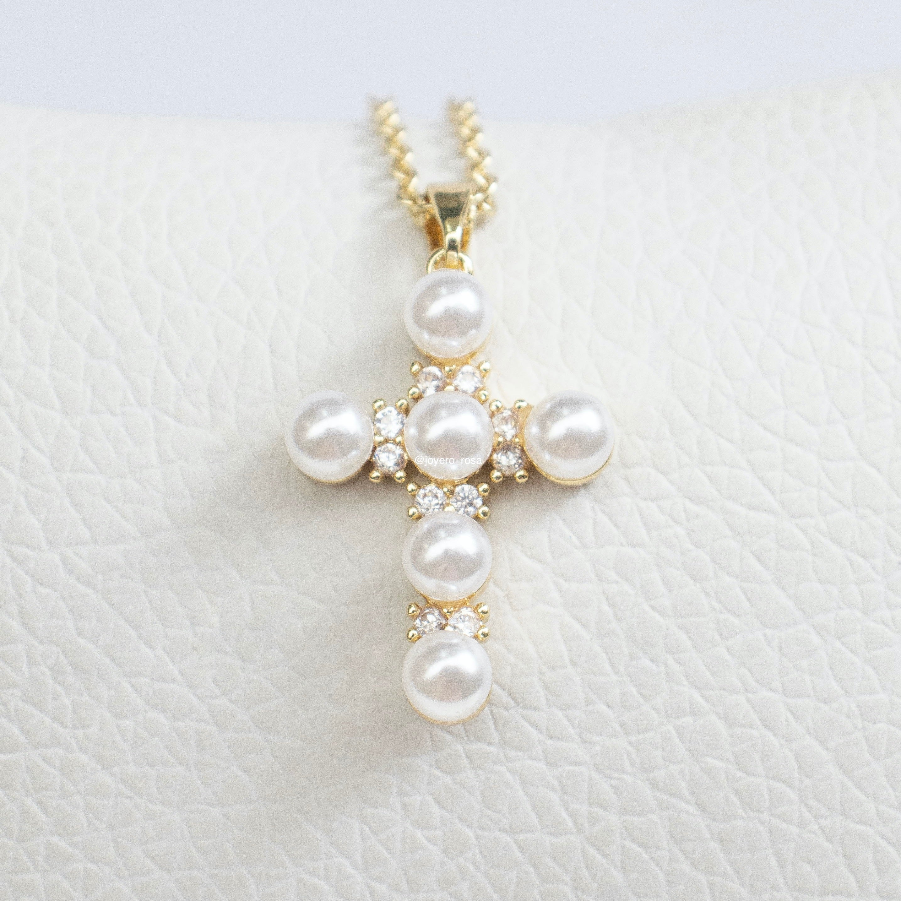 Collar Cruz con Perlas