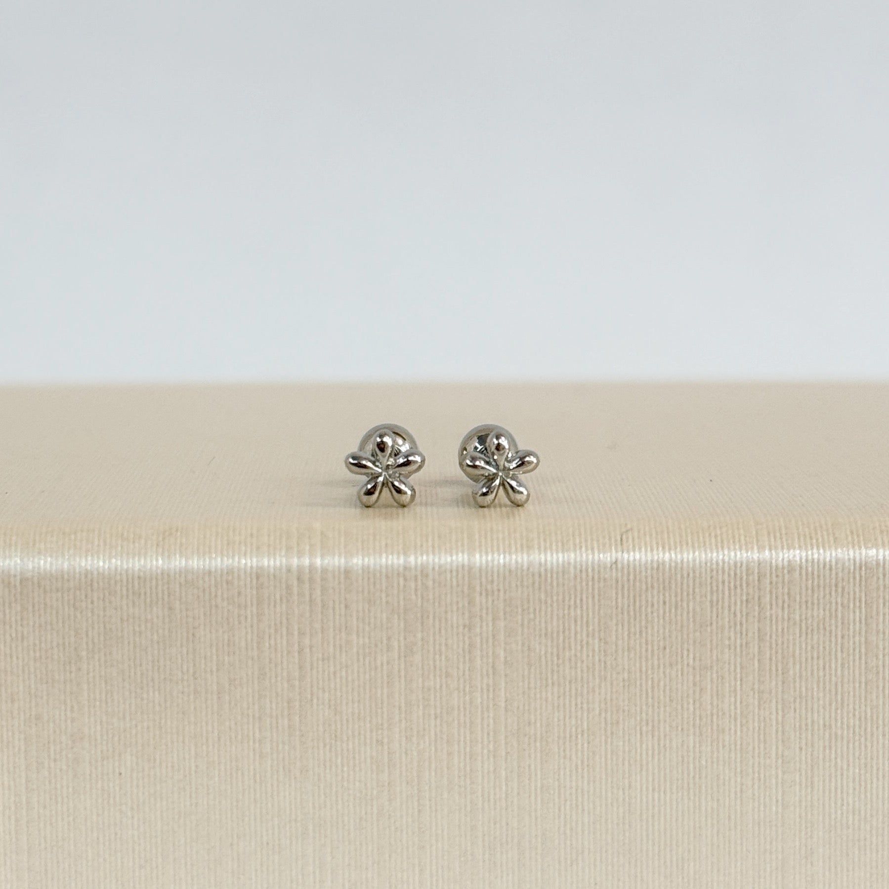 Studs Flor (Cierre Bebé)