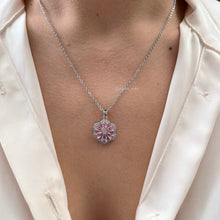 Cargar imagen en el visor de la galería, Collar Plateado Flor Rosada
