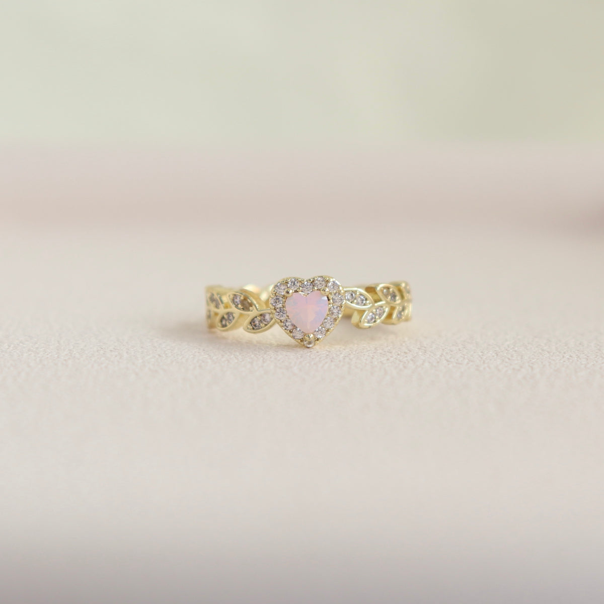 Anillo Corazón Rosado con Hojas y Cristales