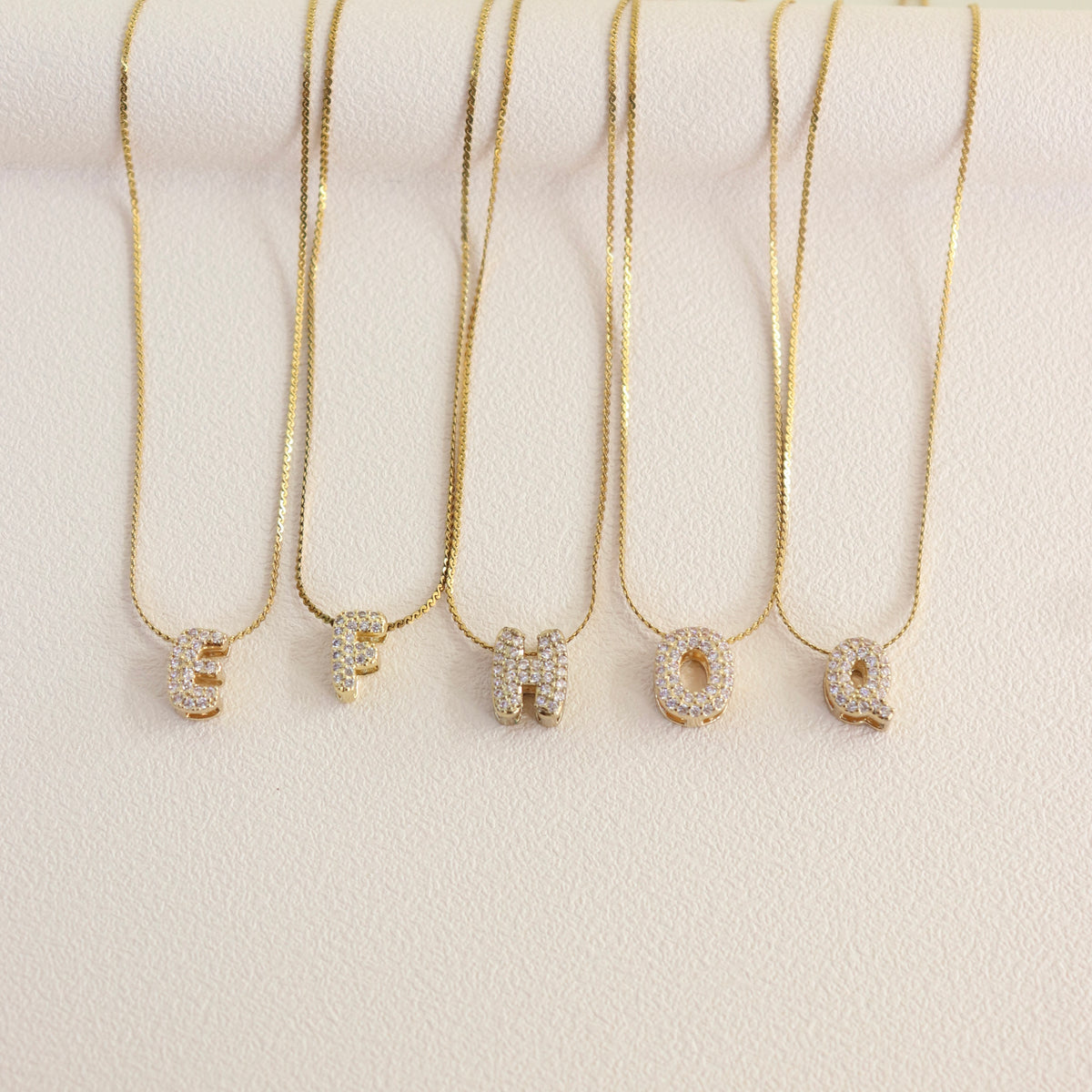 Collar Inicial Pavé Dorado Bubble