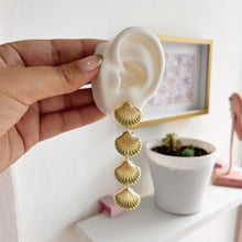 Cargar imagen en el visor de la galería, Aretes Conchas
