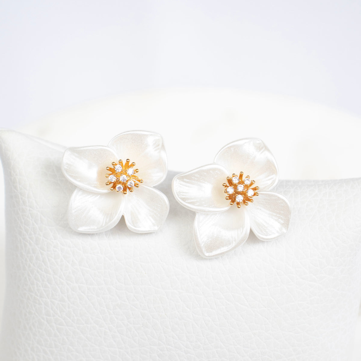 Studs Flor Nácar