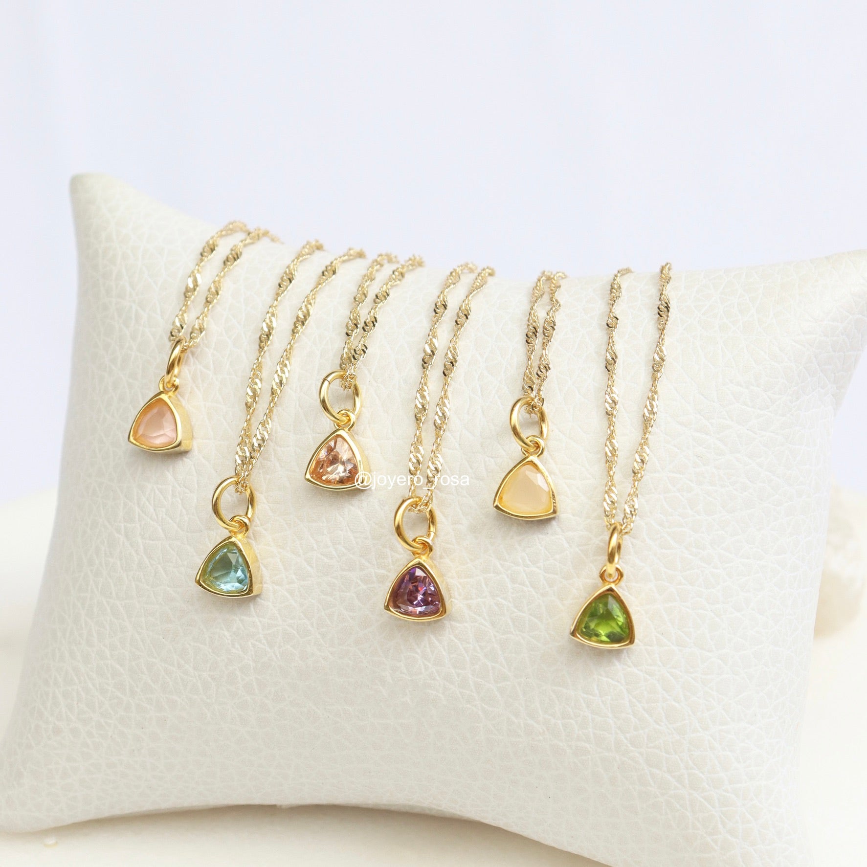 Collar Triangulo Cristal Color