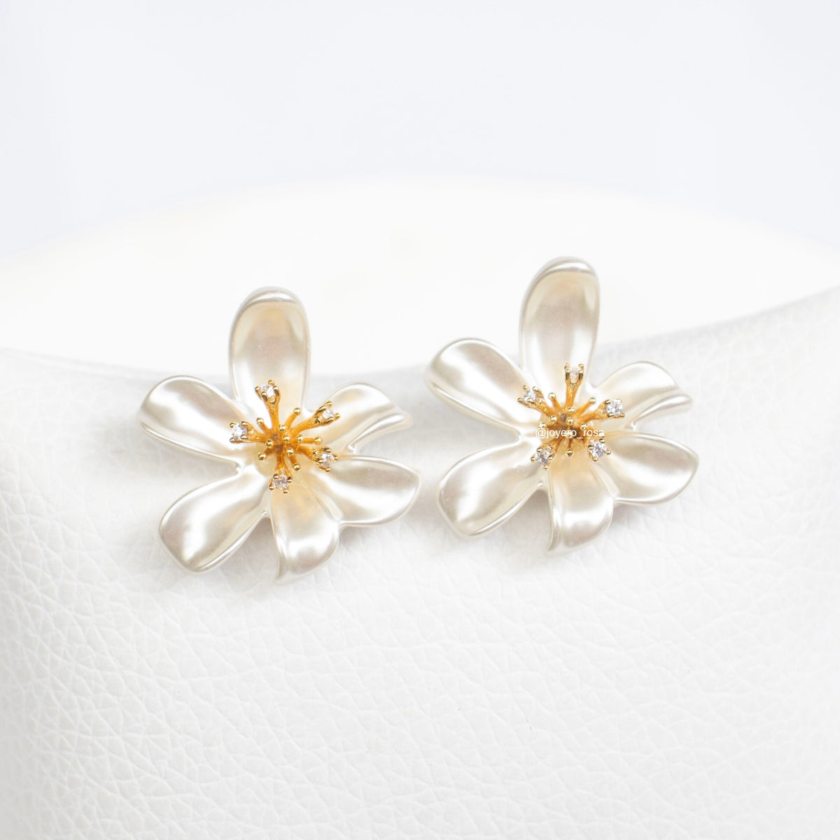Studs Flor Nácar