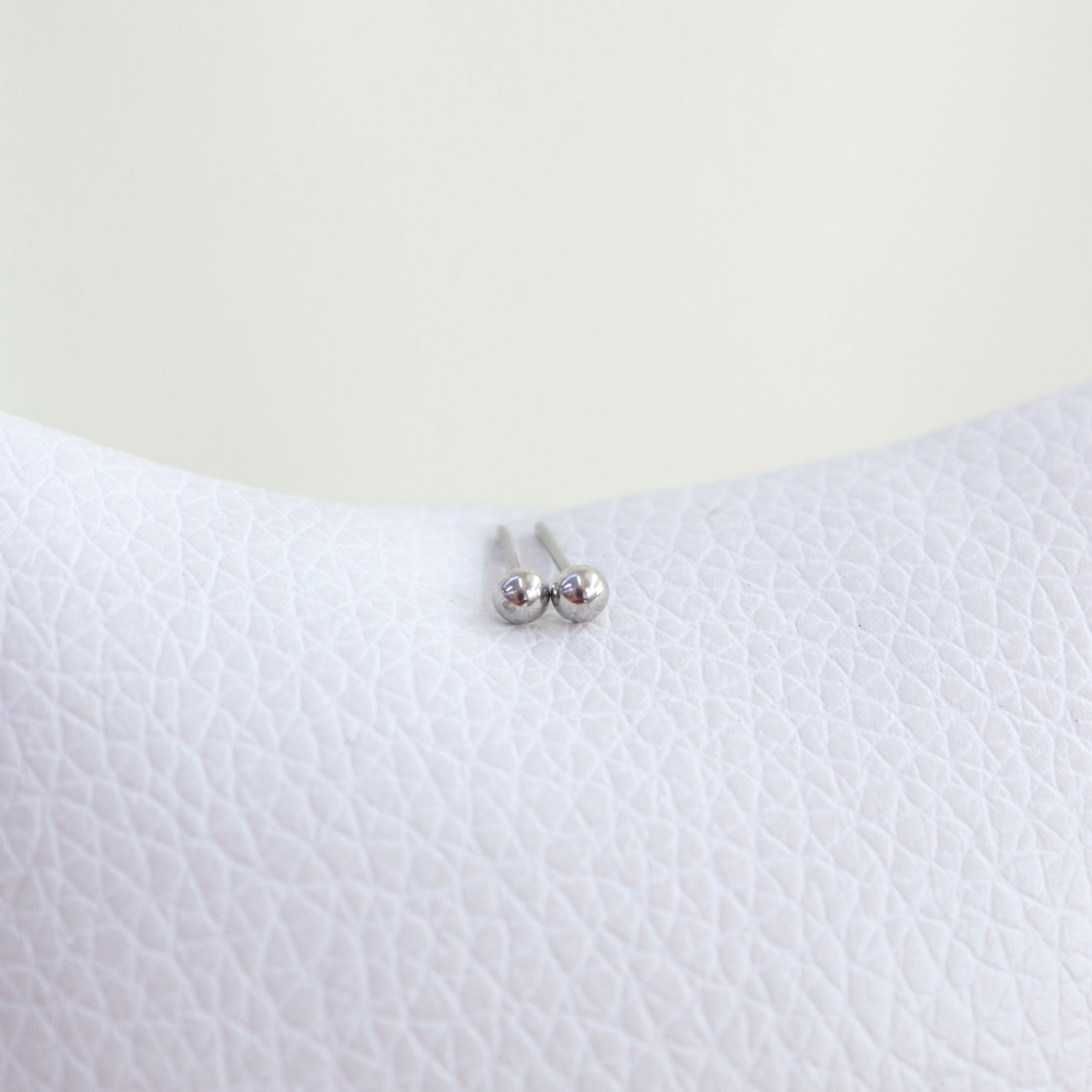 Studs Semi Bolita