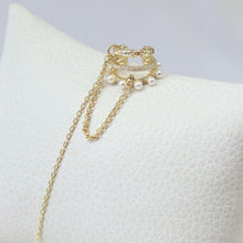 Cargar imagen en el visor de la galería, Earcuff Perlas y Cadena

