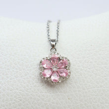 Cargar imagen en el visor de la galería, Collar Plateado Flor Rosada
