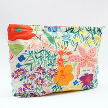 Cargar imagen en el visor de la galería, Cosmetiquera Flores
