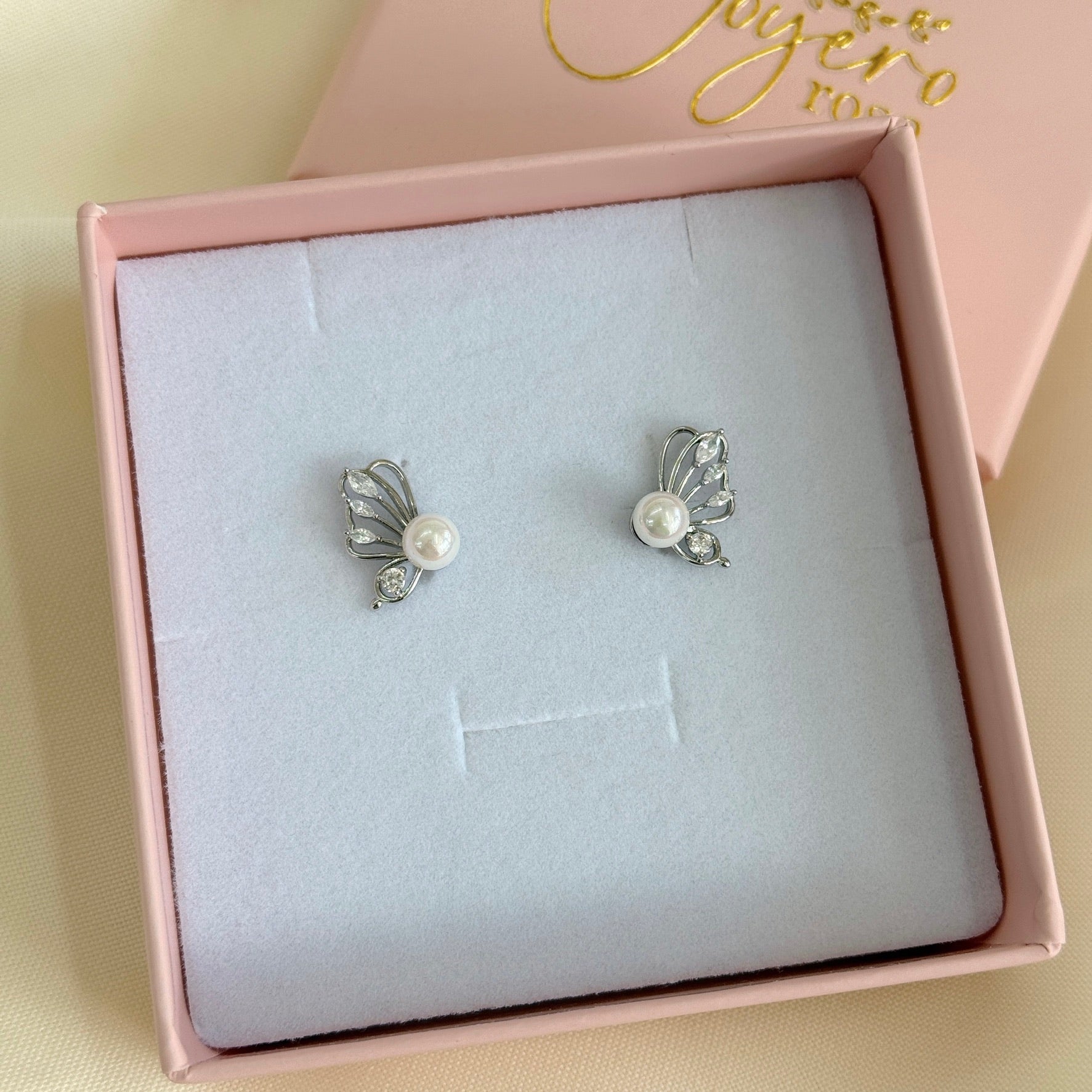 Studs Ala Mariposa con Perla