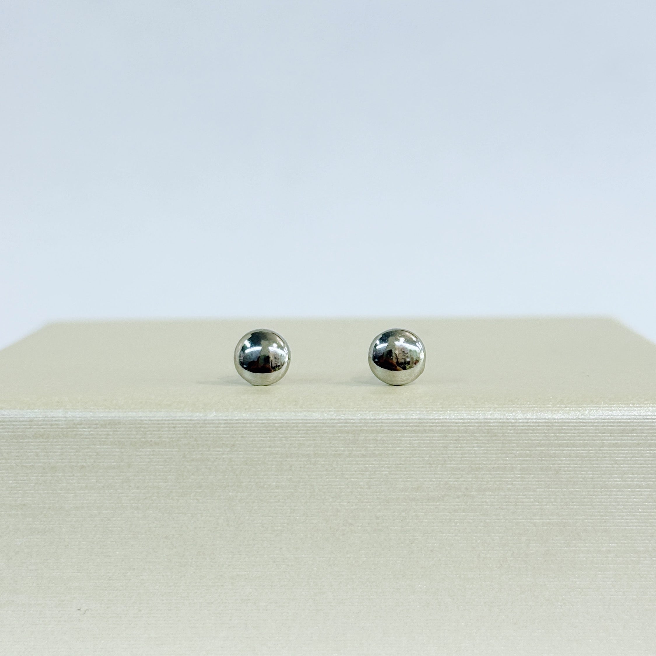 Studs Bolita
