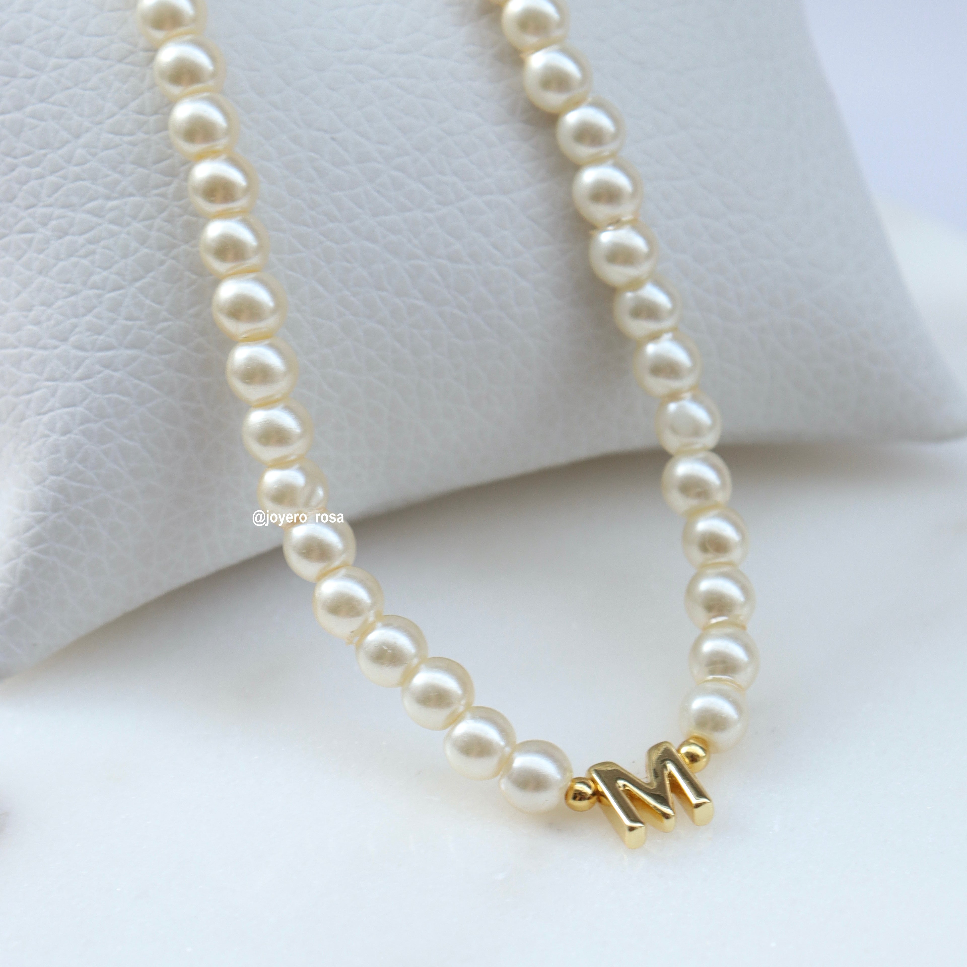 Collar Perlas Inicial