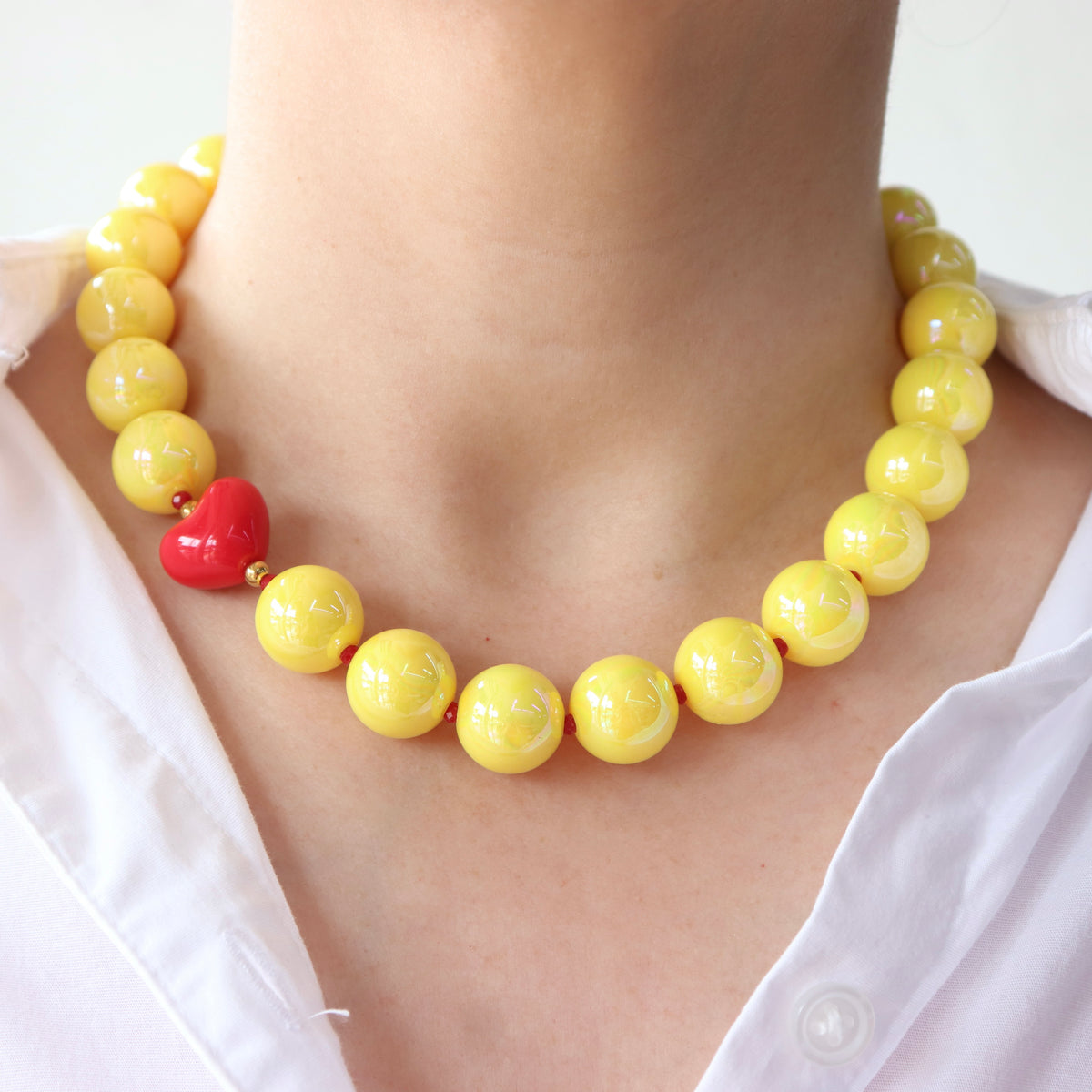 Collar Chicle Amarillo Perlado Corazón Rojo