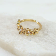 Cargar imagen en el visor de la galería, Anillo Flores Centro Perlita

