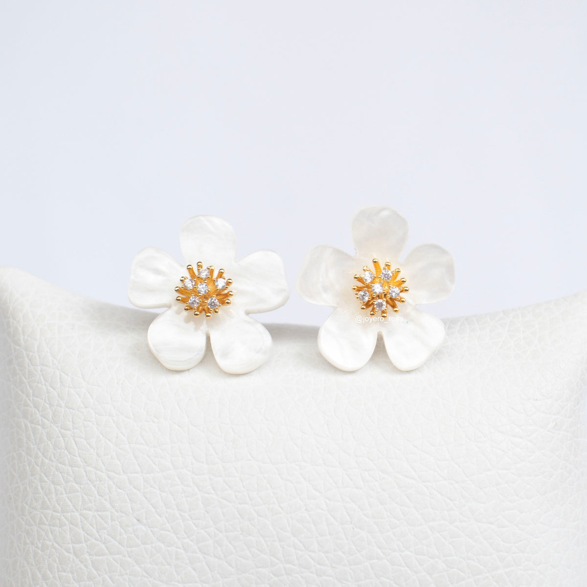 Studs Flor Nácar