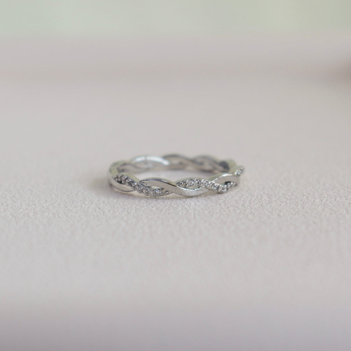 Anillo Twisted con Cristales