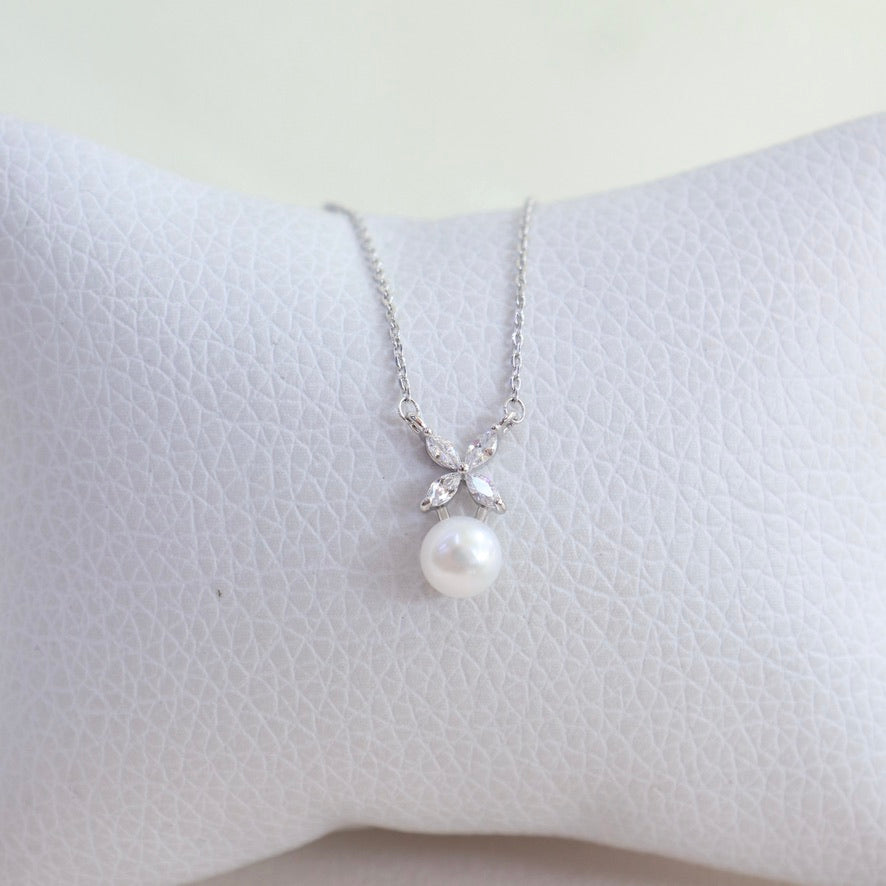 Collar Flor con Perla