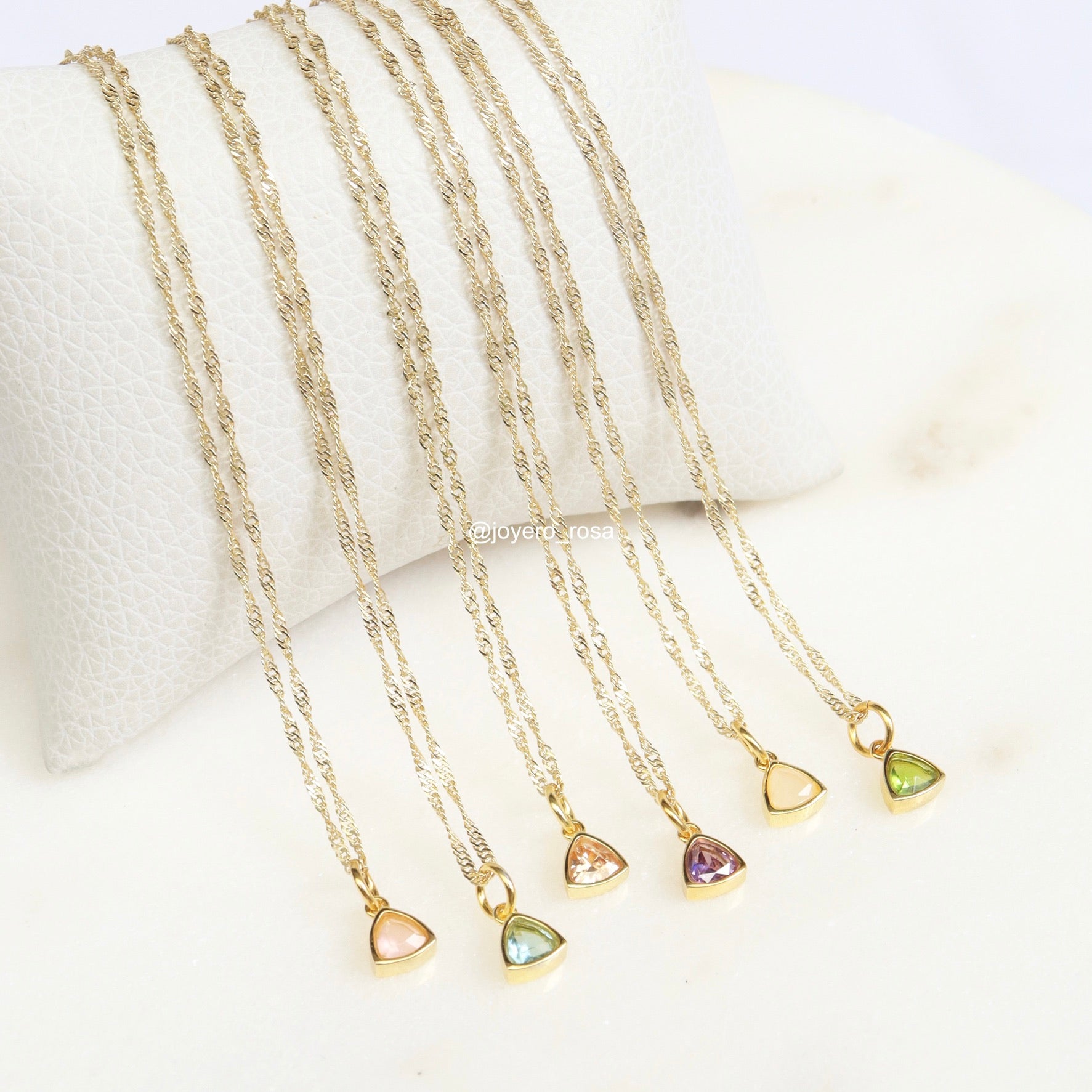 Collar Triangulo Cristal Color