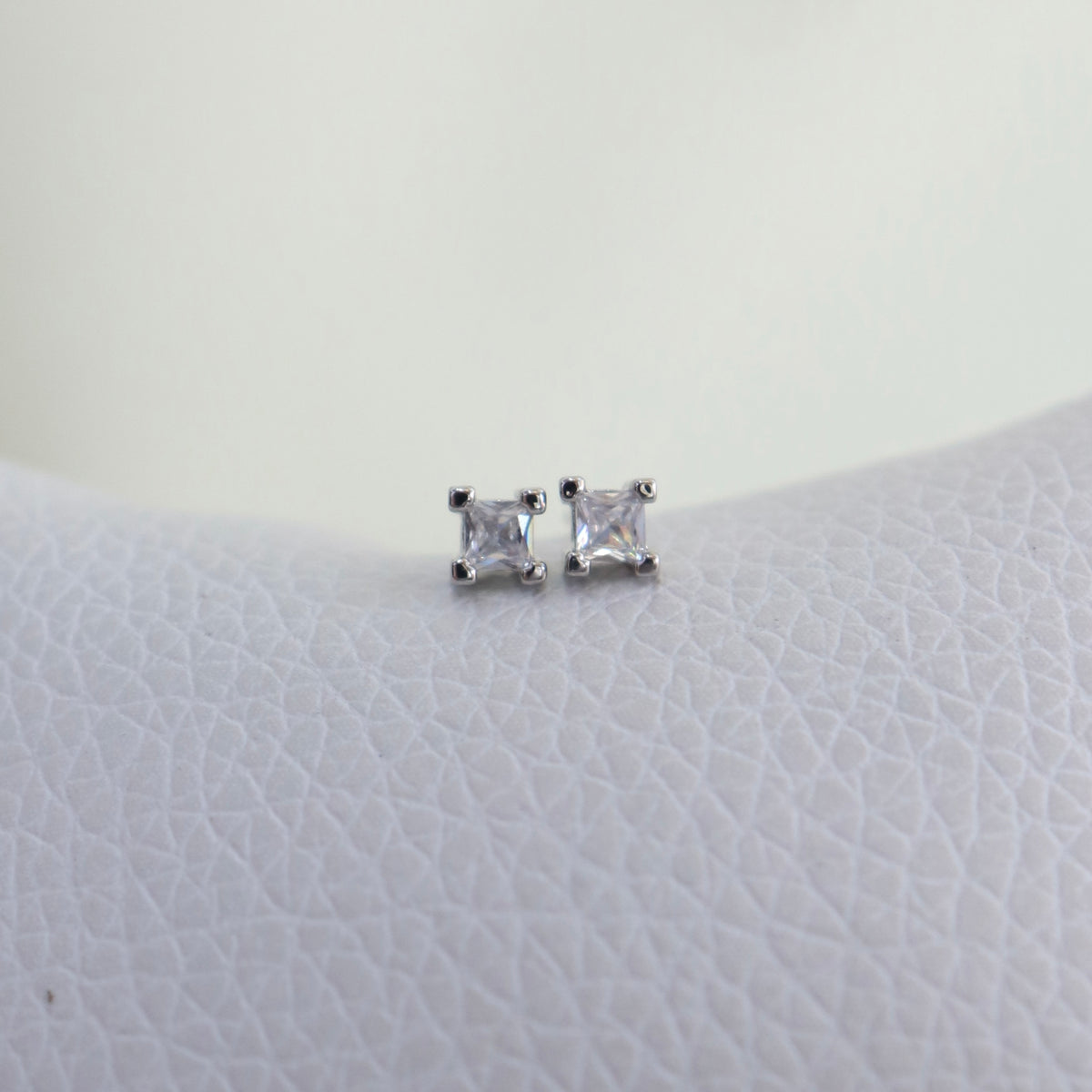Studs Chispa Cuadrada