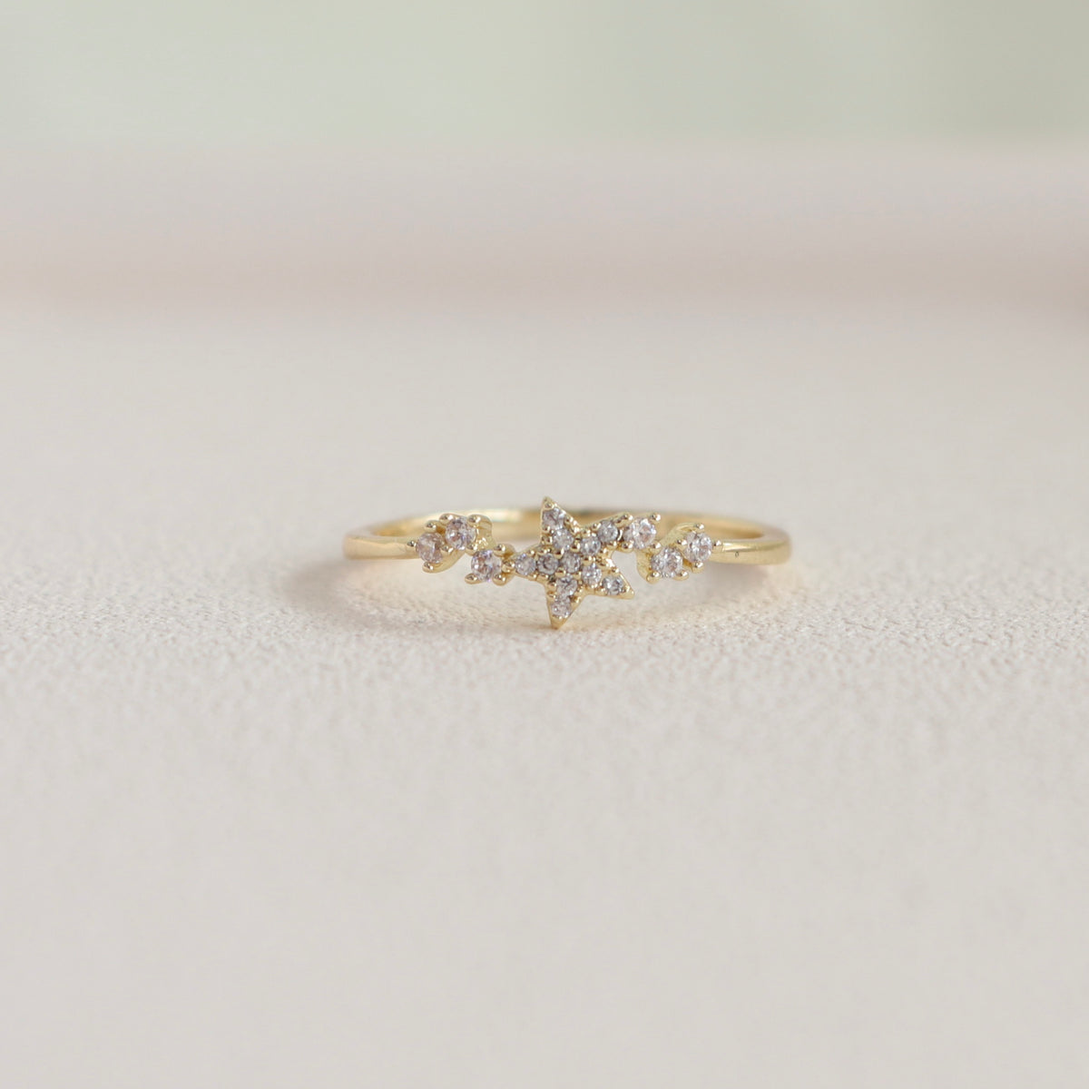 Anillo Estrellas con Brillo Dorado