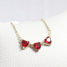 Cargar imagen en el visor de la galería, Collar Tripleta Corazones (Rojo)
