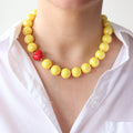 Collar Chicle Amarillo Perlado Corazón Rojo