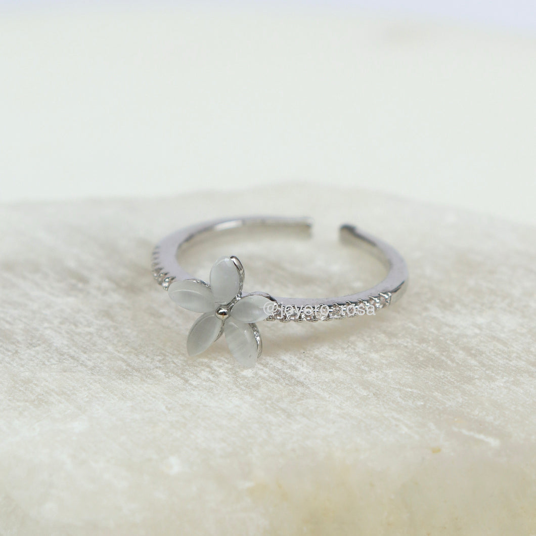 Anillo Flor con Pétalos Blancos