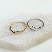 Cargar imagen en el visor de la galería, Anillo Doble Linea con Cristales
