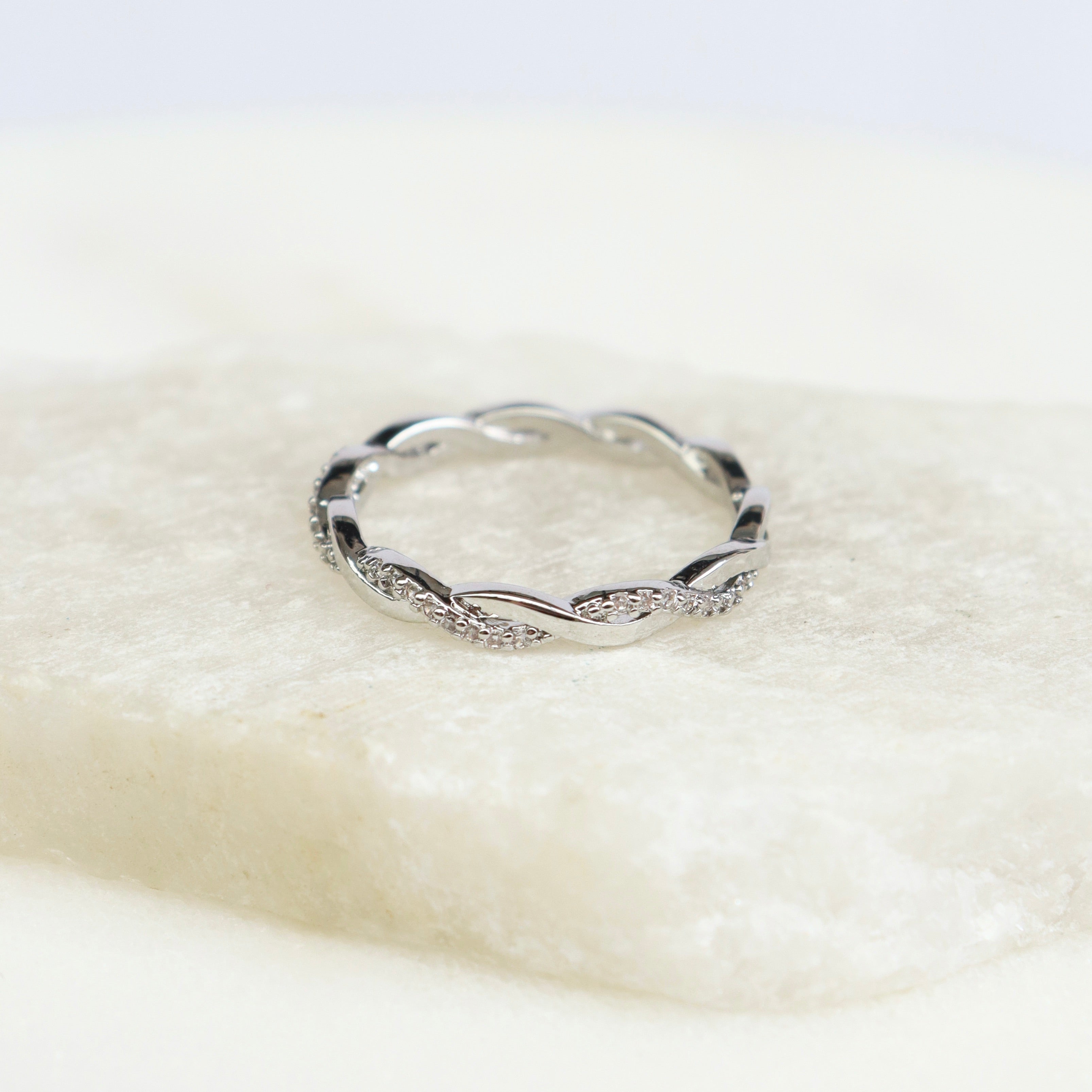 Anillo Twisted con Cristales