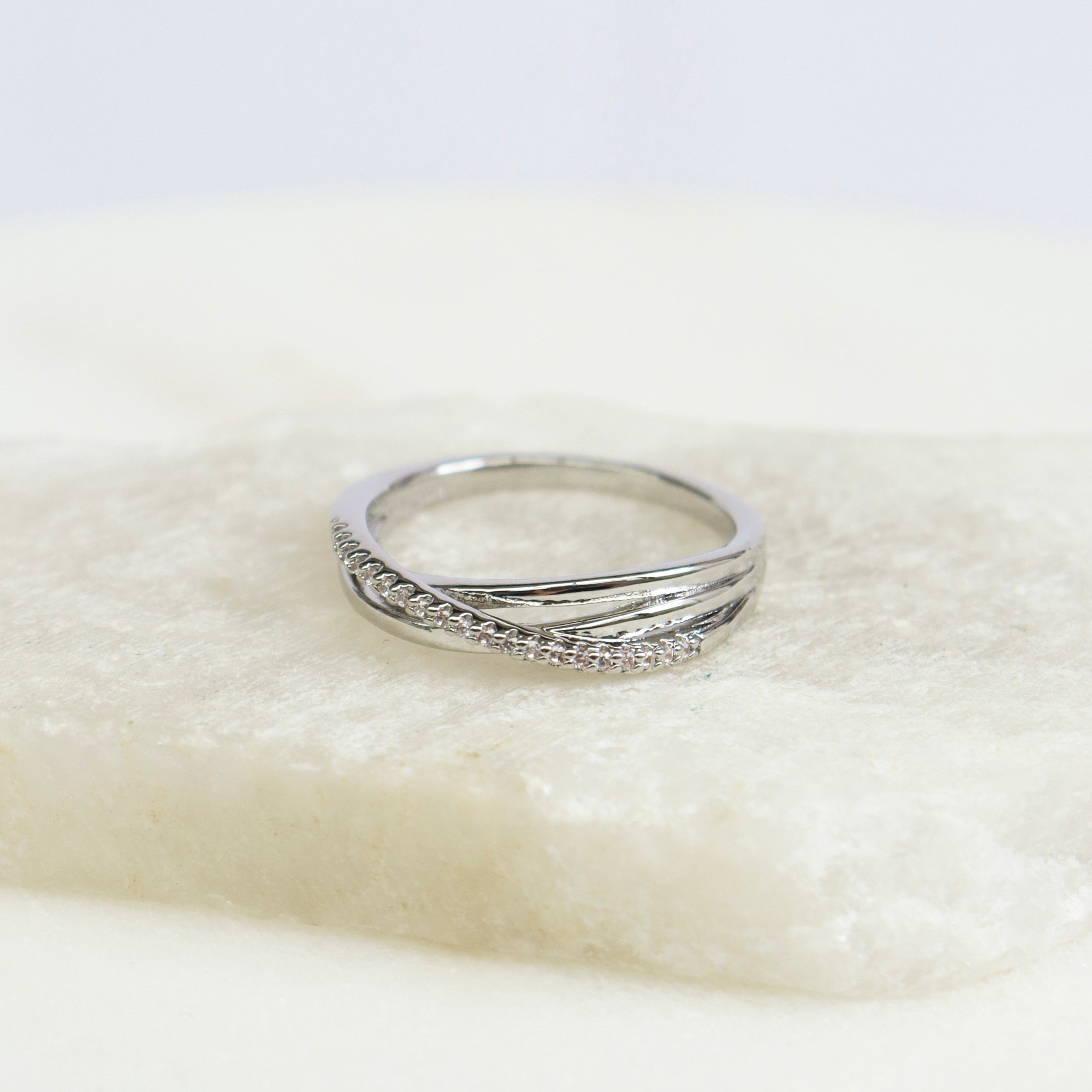Anillo Entrelazado con Cristales
