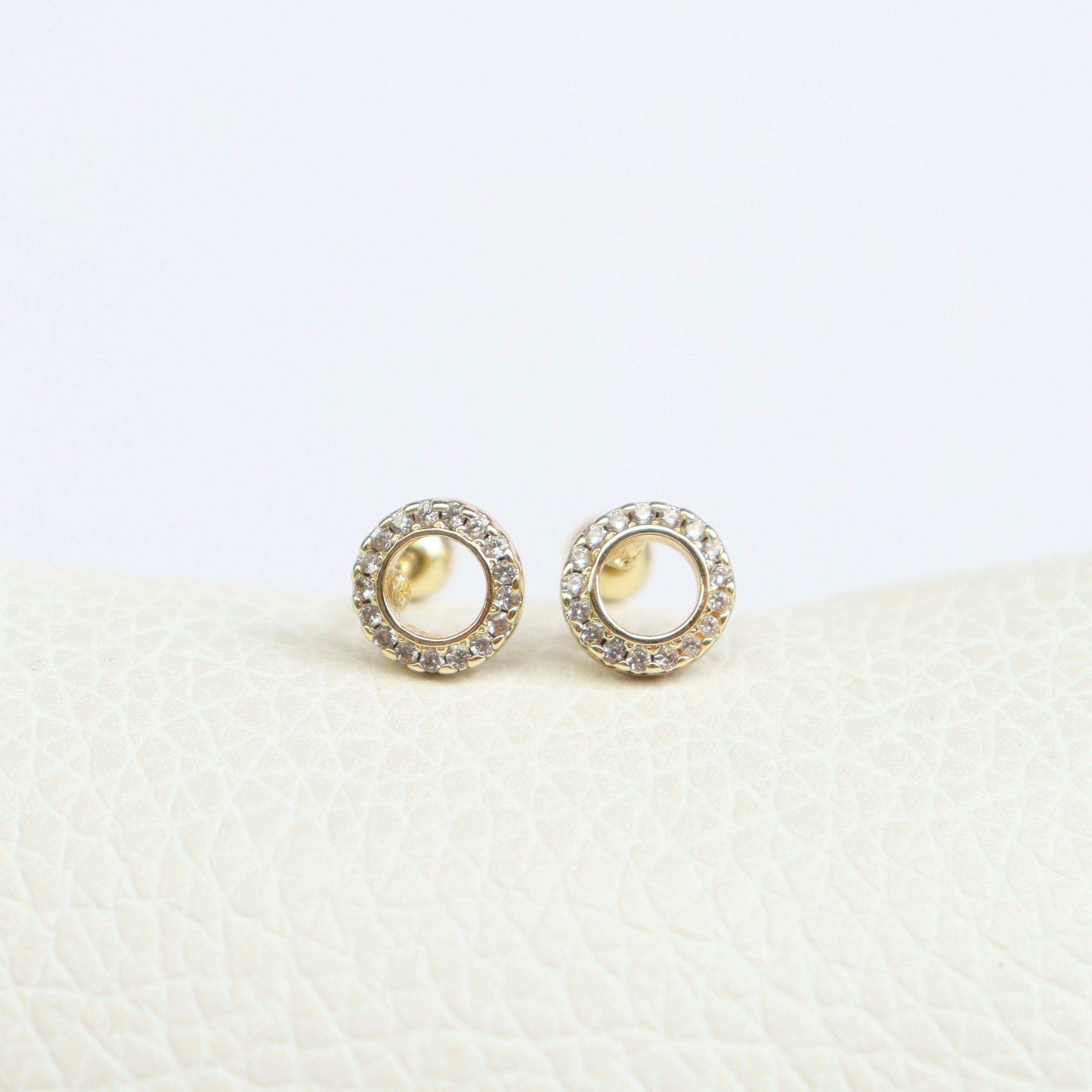 Studs Circulo Cristales (Cierre Bebé)