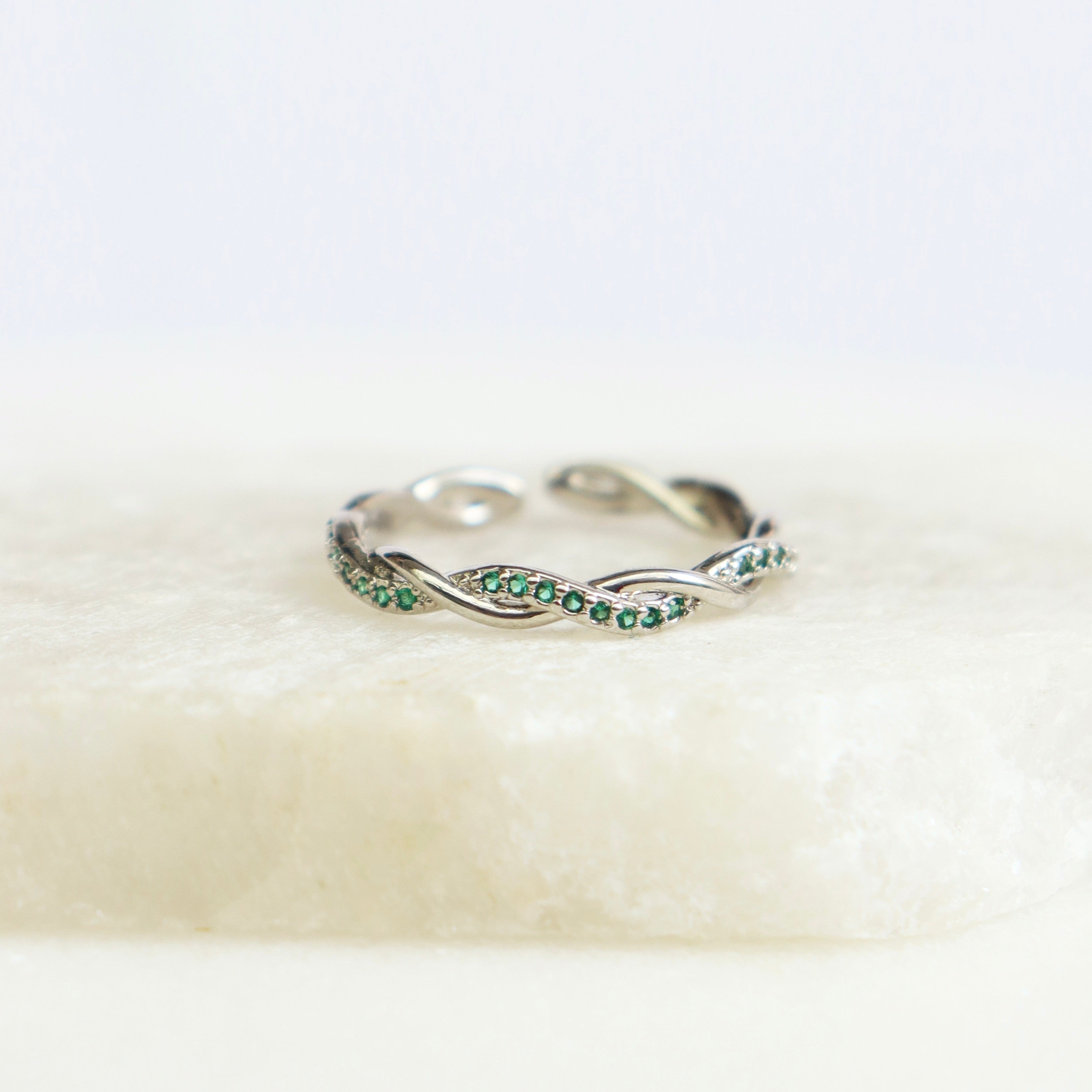 Anillo Ajustable Entrelazado Cristales Verdes